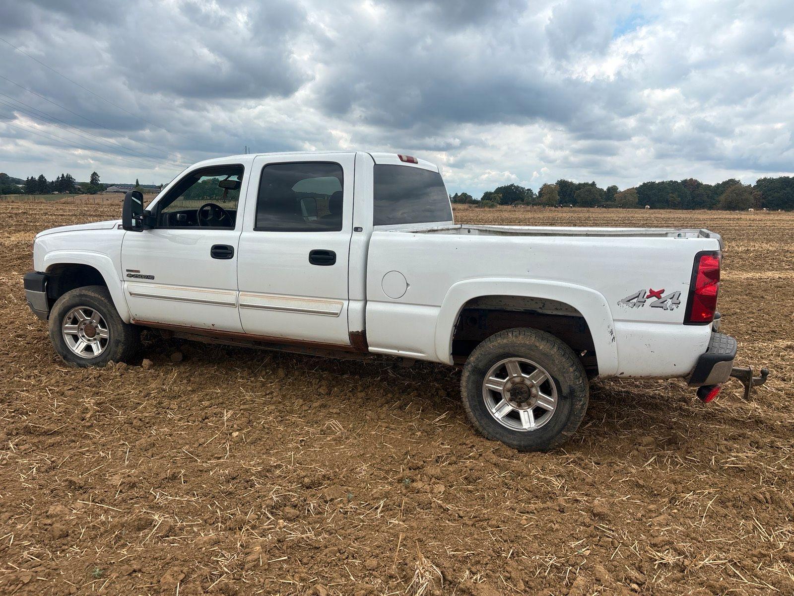 Chevrolet Silverado 2004 — rear view