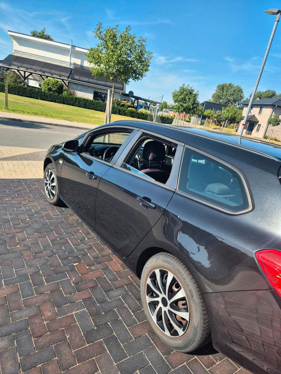 Opel Astra 2012 — rear view