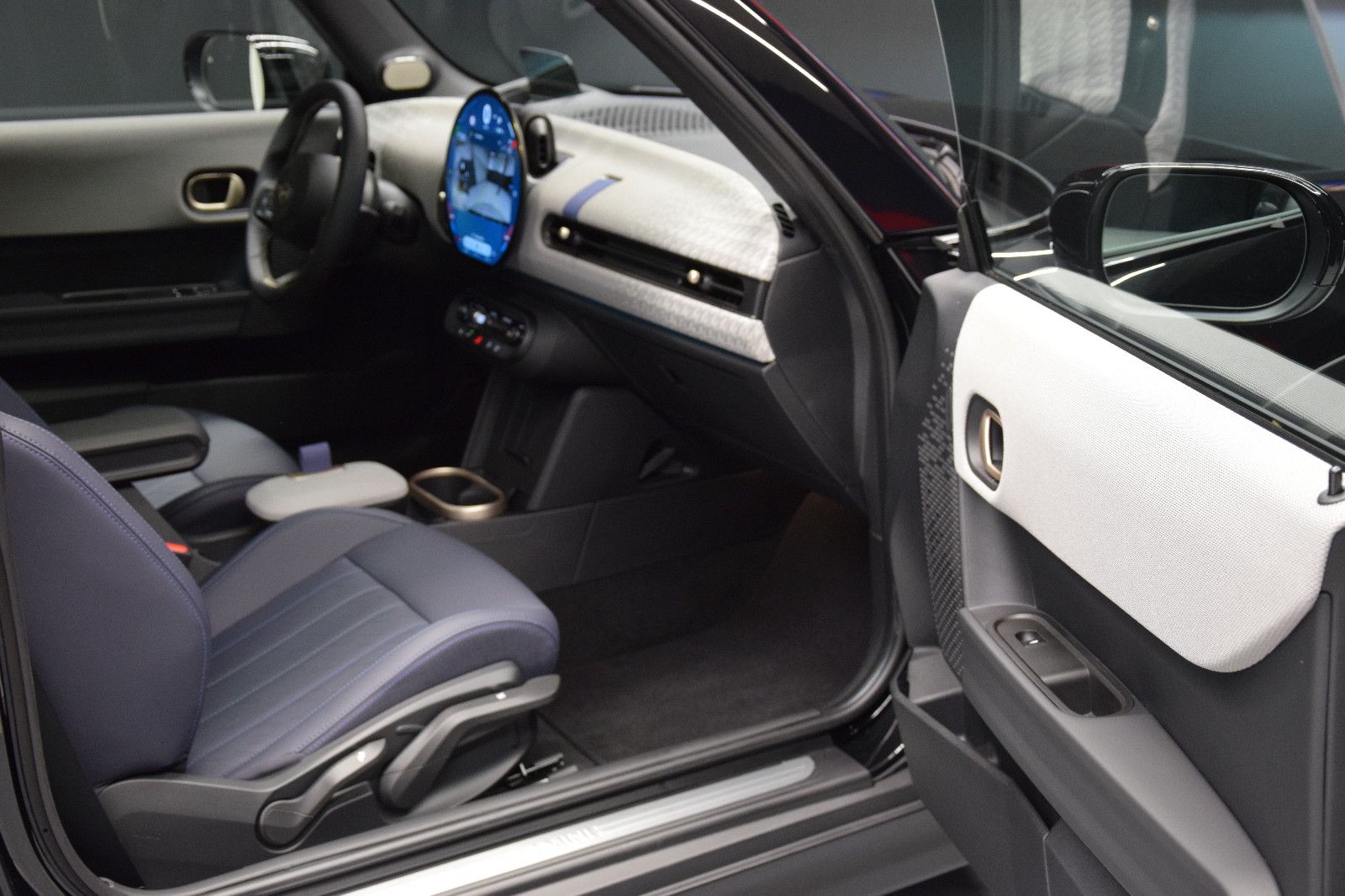 Fahrzeugabbildung MINI Cooper C Favoured Trim Paket-L Pano h/k HuD