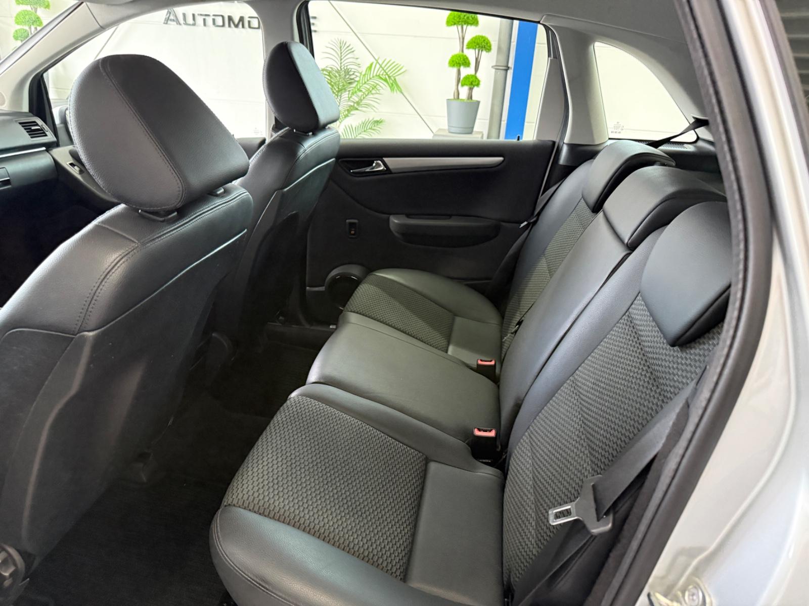 Mercedes-Benz B 200*SPORT*AUTOMATIK*SHZ*NAVI*AHK*TEMP*PARK-ASS