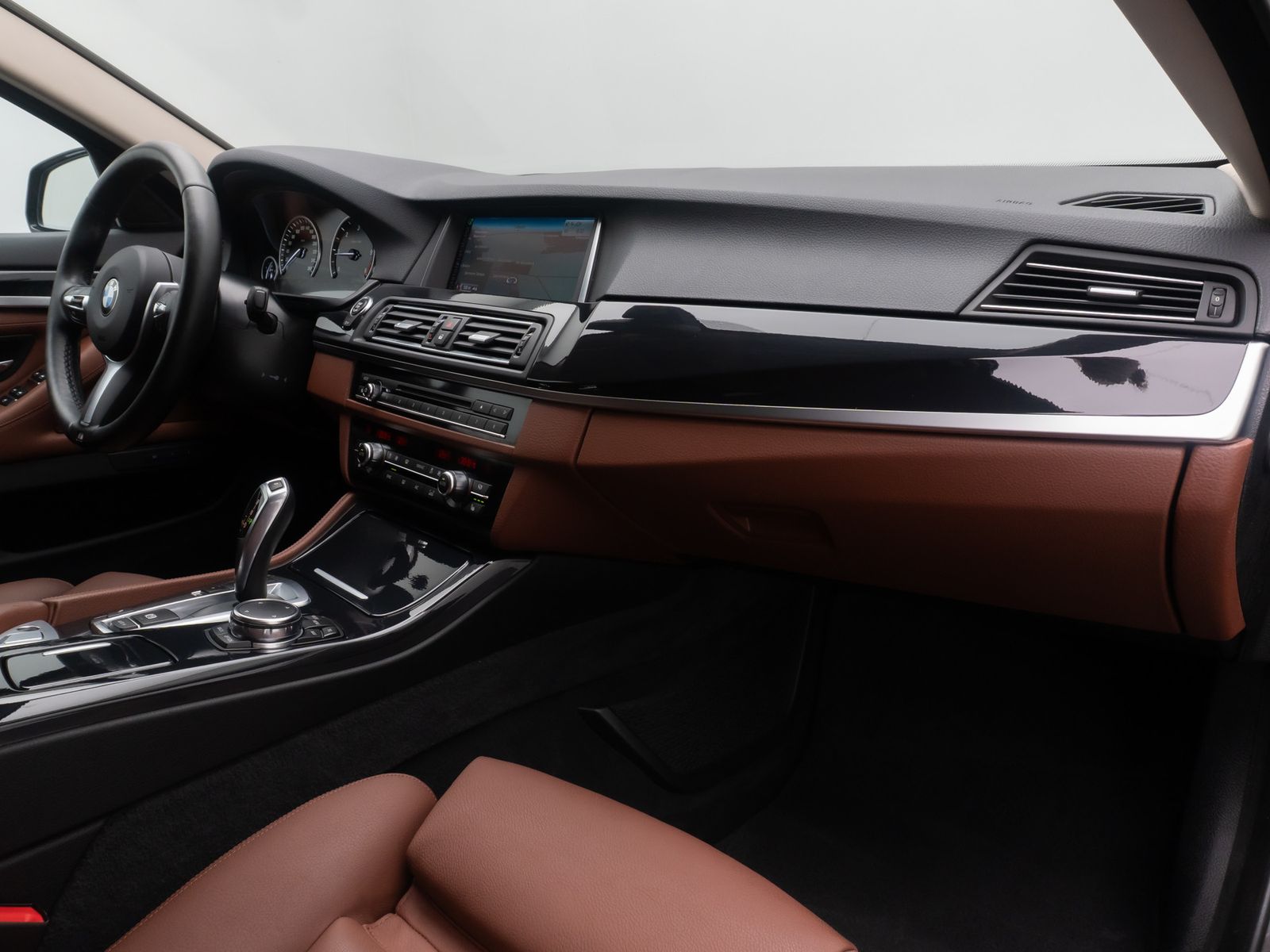 Fahrzeugabbildung BMW 520d HUD Alarm Komfortsitze SoftClose AHK Sport