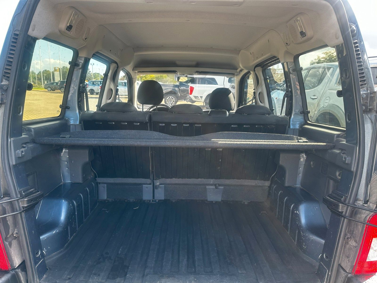 Fahrzeugabbildung Citroën Berlingo 1.4 First Kombi 8-fach, KD & TÜV neu.