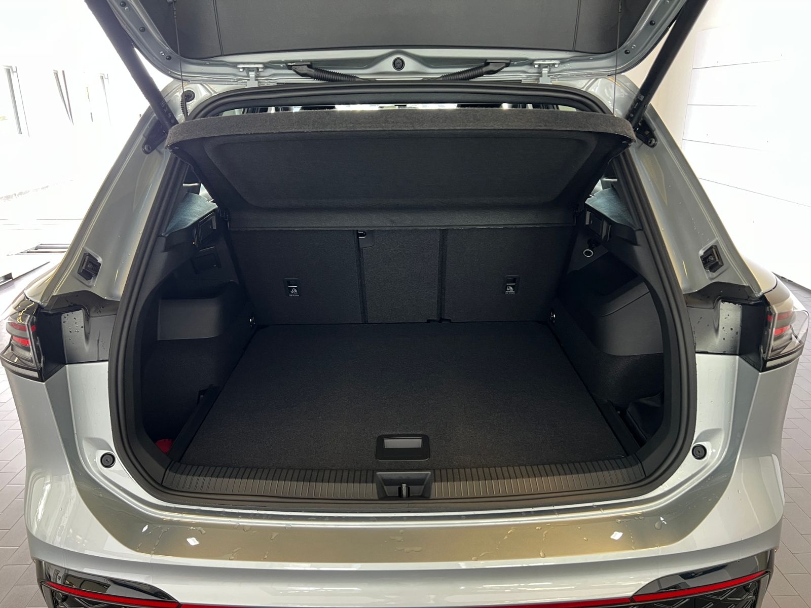 Fahrzeugabbildung Volkswagen Tiguan R-Line 1.5 eTSI DSG *AHK, IQ.Light, ACC,