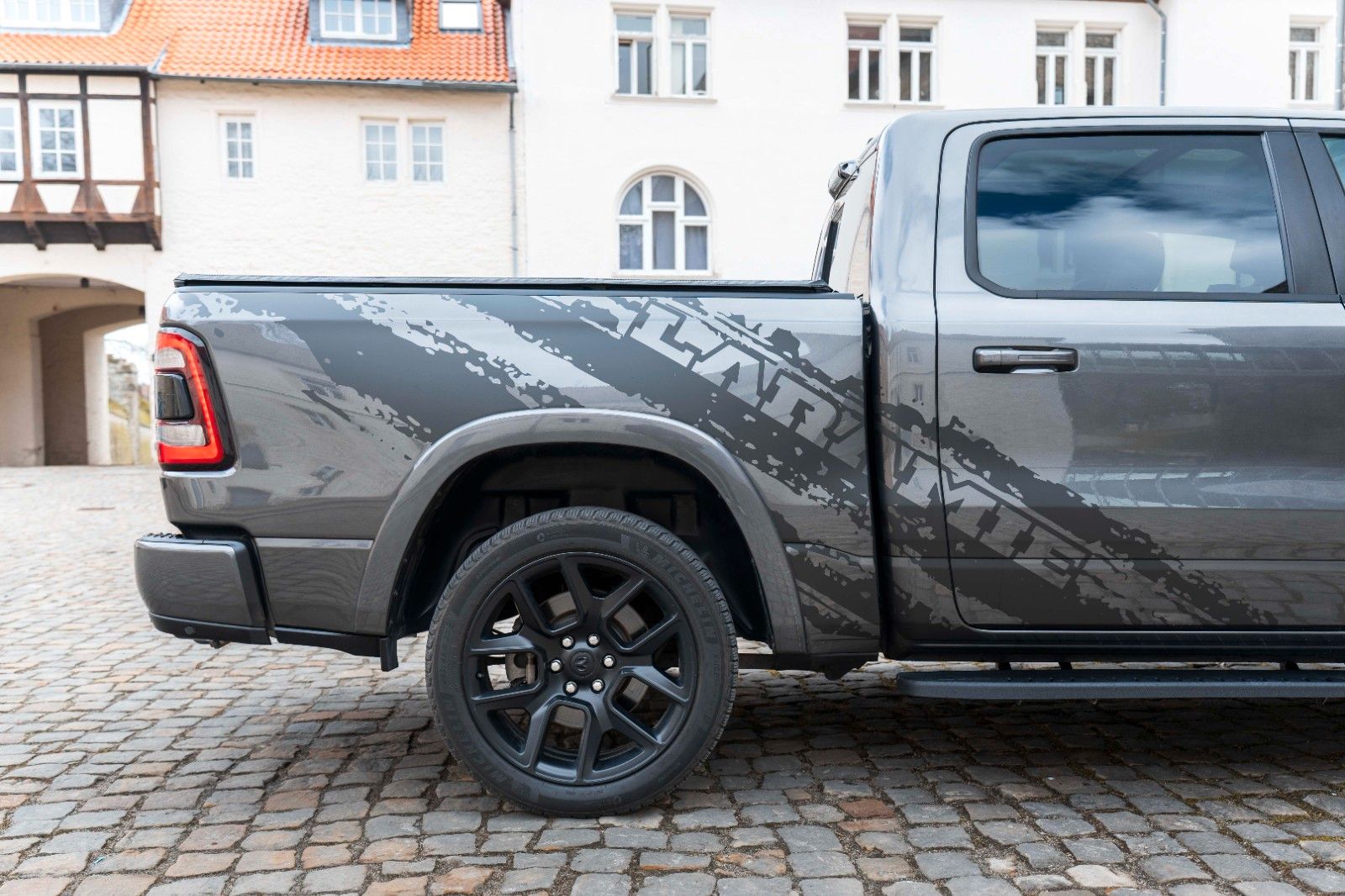 Fahrzeugabbildung Dodge RAM 5,7L Laramie CC 4X4 360° LED CARPLAY LPG AHK