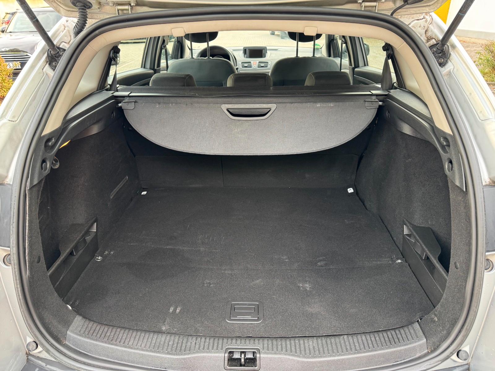 Renault Megane 2011 — photo 21