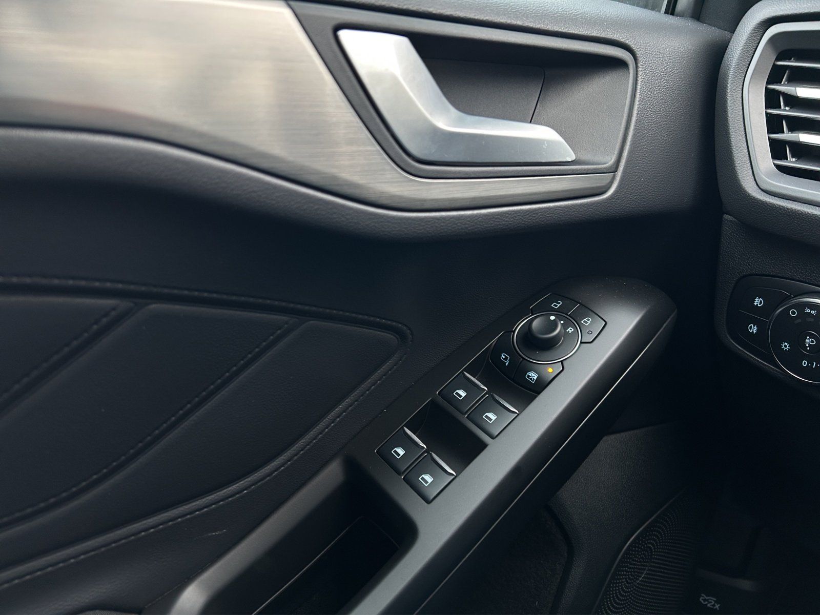 Fahrzeugabbildung Ford Focus Titanium Winter Pak. Assystens Paket. PDC