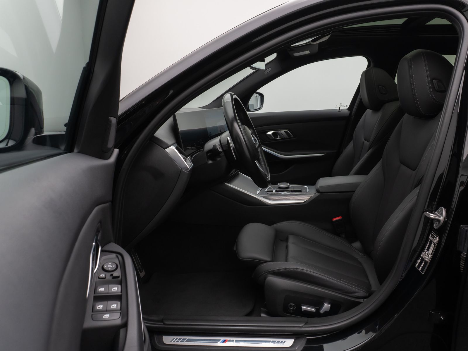 Fahrzeugabbildung BMW 318d M Sport Panorama Kamera HUD DAB HiFi AHK
