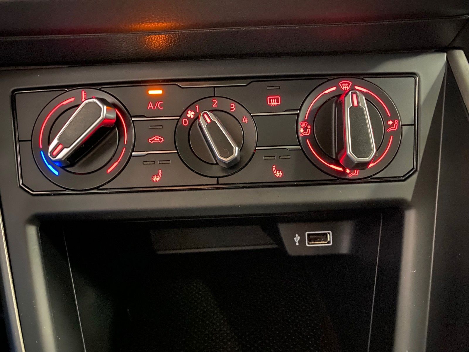 Fahrzeugabbildung Volkswagen Polo 1.0 TSI Comfortline+SITZHEIZUNG+PDC+