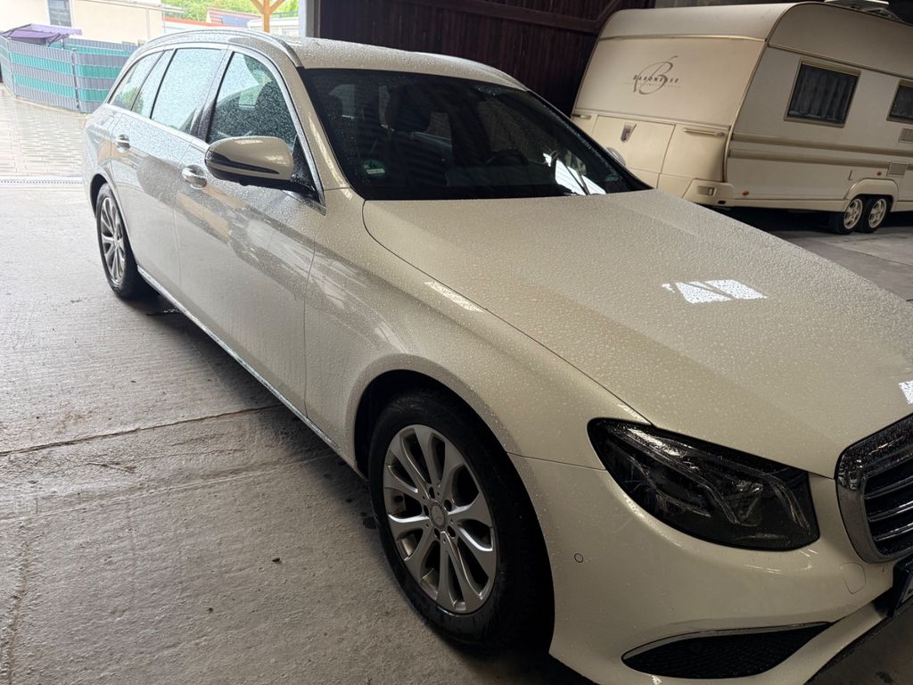 Image of Mercedes-Benz E 220
