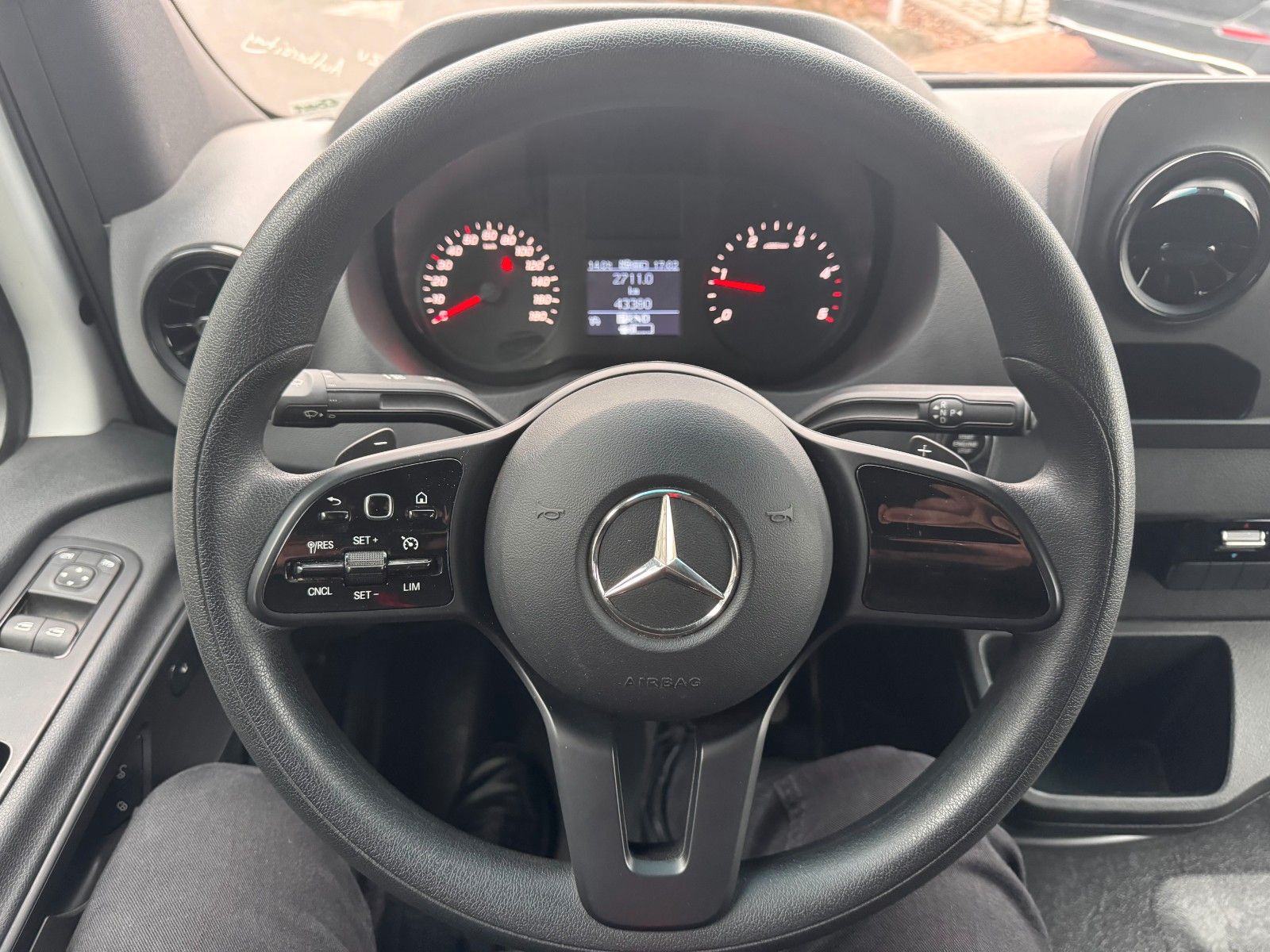 Fahrzeugabbildung Mercedes-Benz Sprinter 215 CDI DoKa 9G Klima AHK SHZ