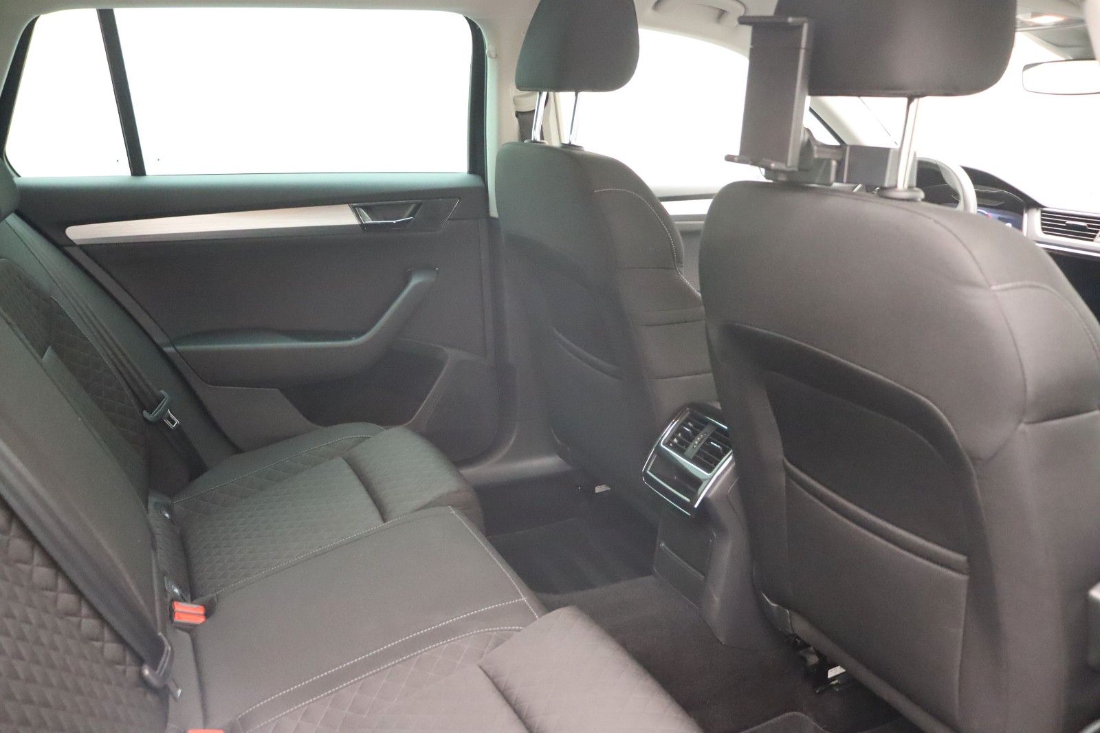Fahrzeugabbildung SKODA Superb Combi Ambition LED ACC Navi
