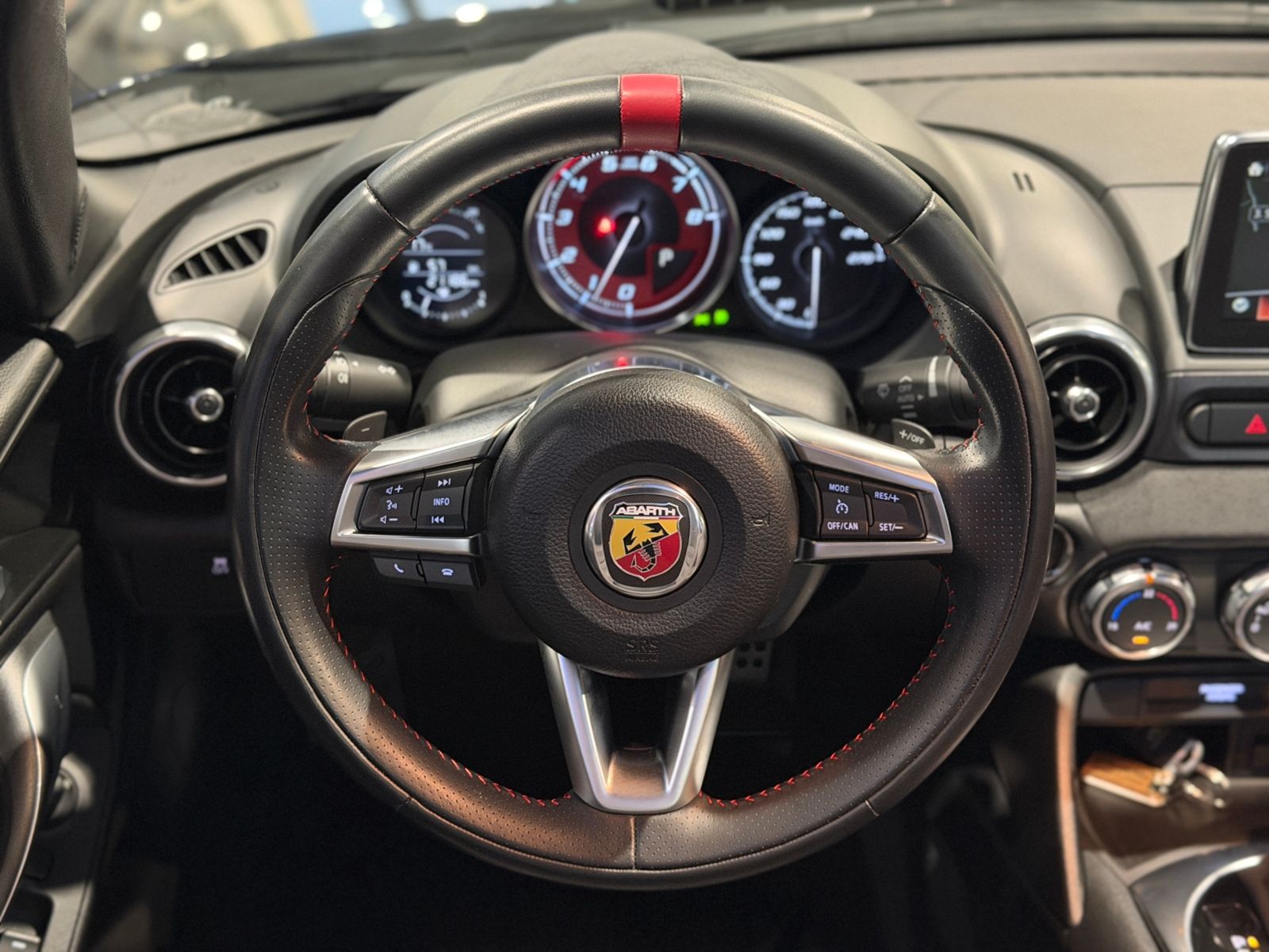 Fahrzeugabbildung Abarth 124 Spider 1.4 MultiAir Turbo AT Turismo LED NAV