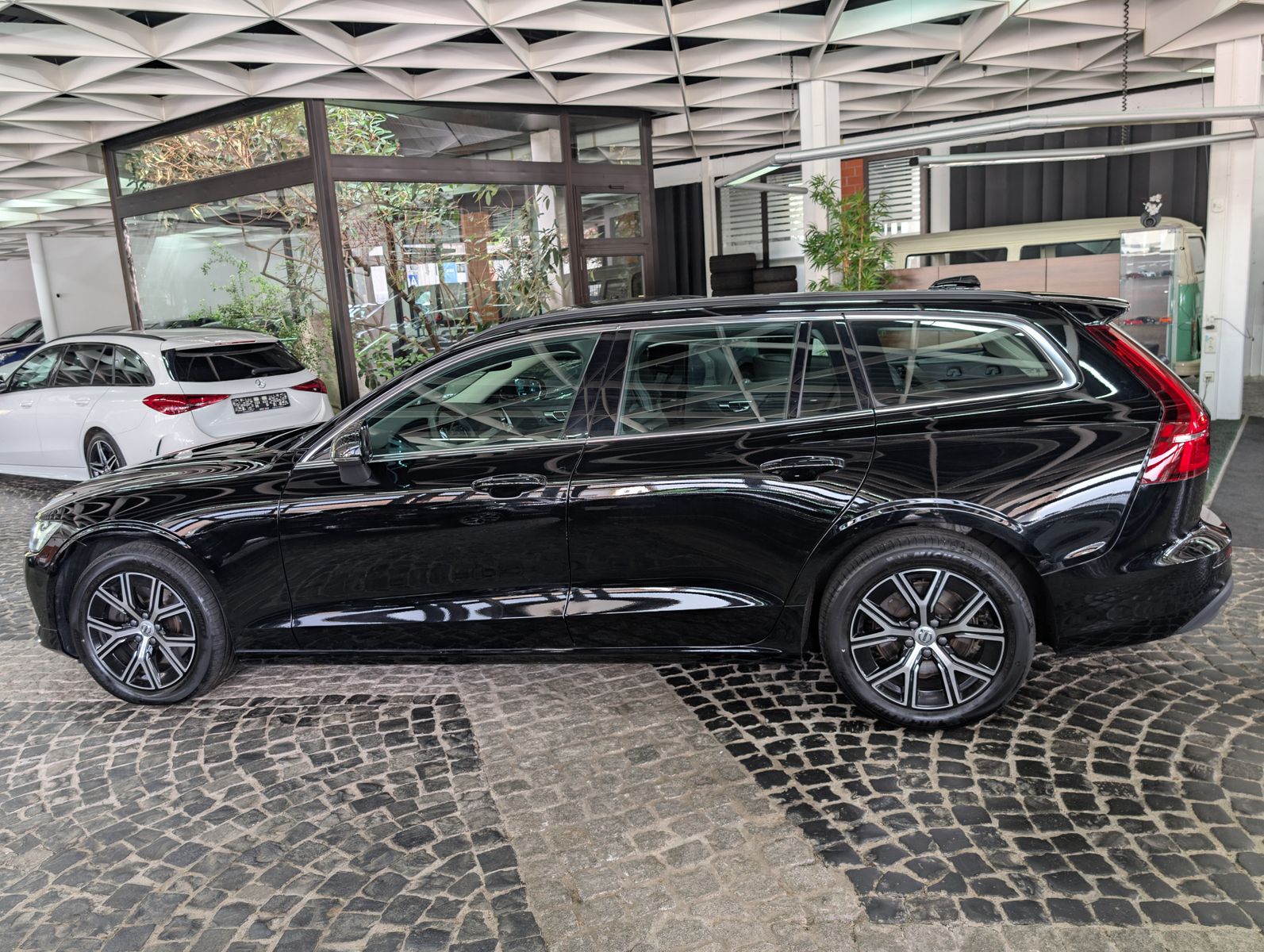 Fahrzeugabbildung Volvo V60 B3 Core 2.0Turbo MHEV VIRT LED APP SOUND AHK