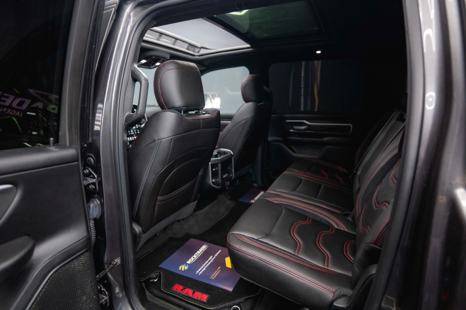 Fahrzeugabbildung Dodge RAM 5.7 V8 HEMI 4x4 OFFROAD Night-Edition *Pano*