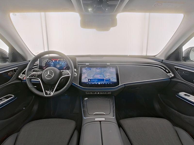 Mercedes-Benz E 220 T d , AVANTGARDE AHK DISTR KAMERA SPUR