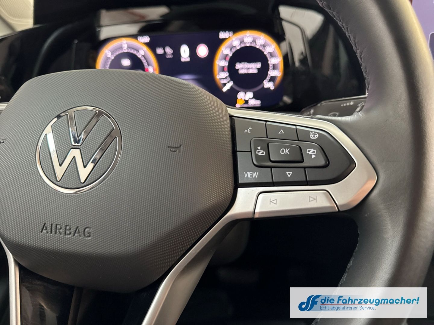 Fahrzeugabbildung Volkswagen Golf VIII 2.0 TDI 110 kW Life Digitales Cockpit