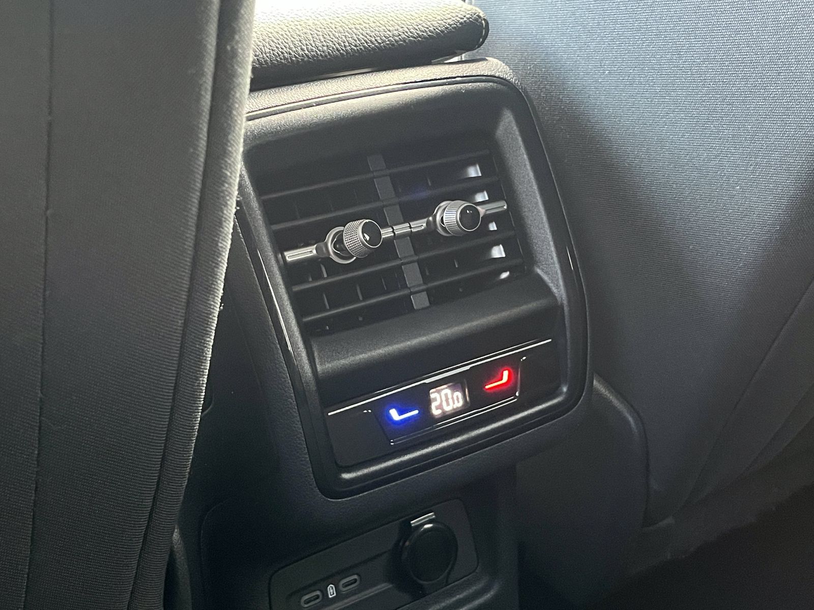 Fahrzeugabbildung SKODA Kodiaq 2.0 TDI DSG**AHK*7-Sitzer**ViCo*SHZ*LED**