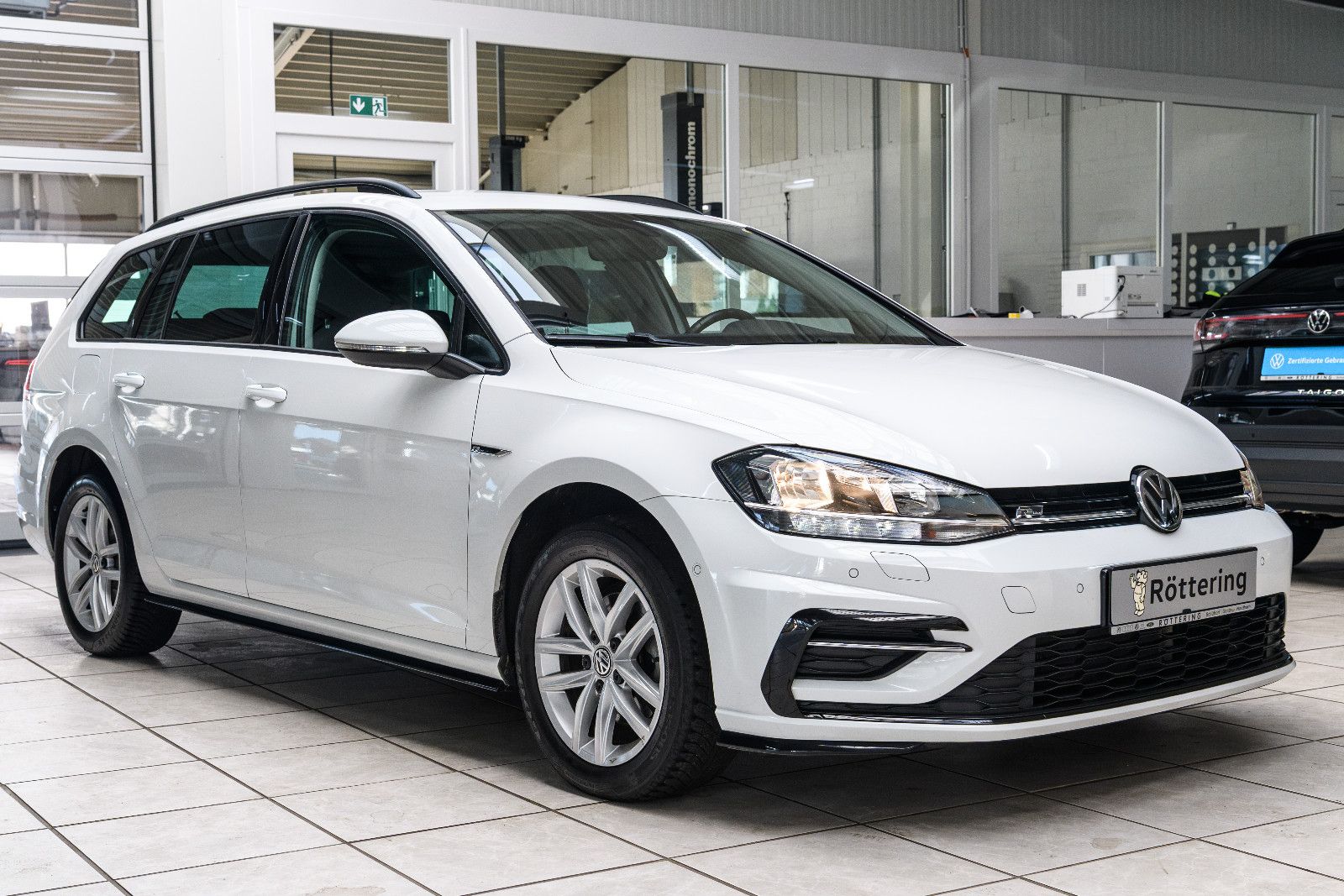 Fahrzeugabbildung Volkswagen Golf VII Variant+R-LINE+AHK+SHZ+NAVI+RFK+GJR