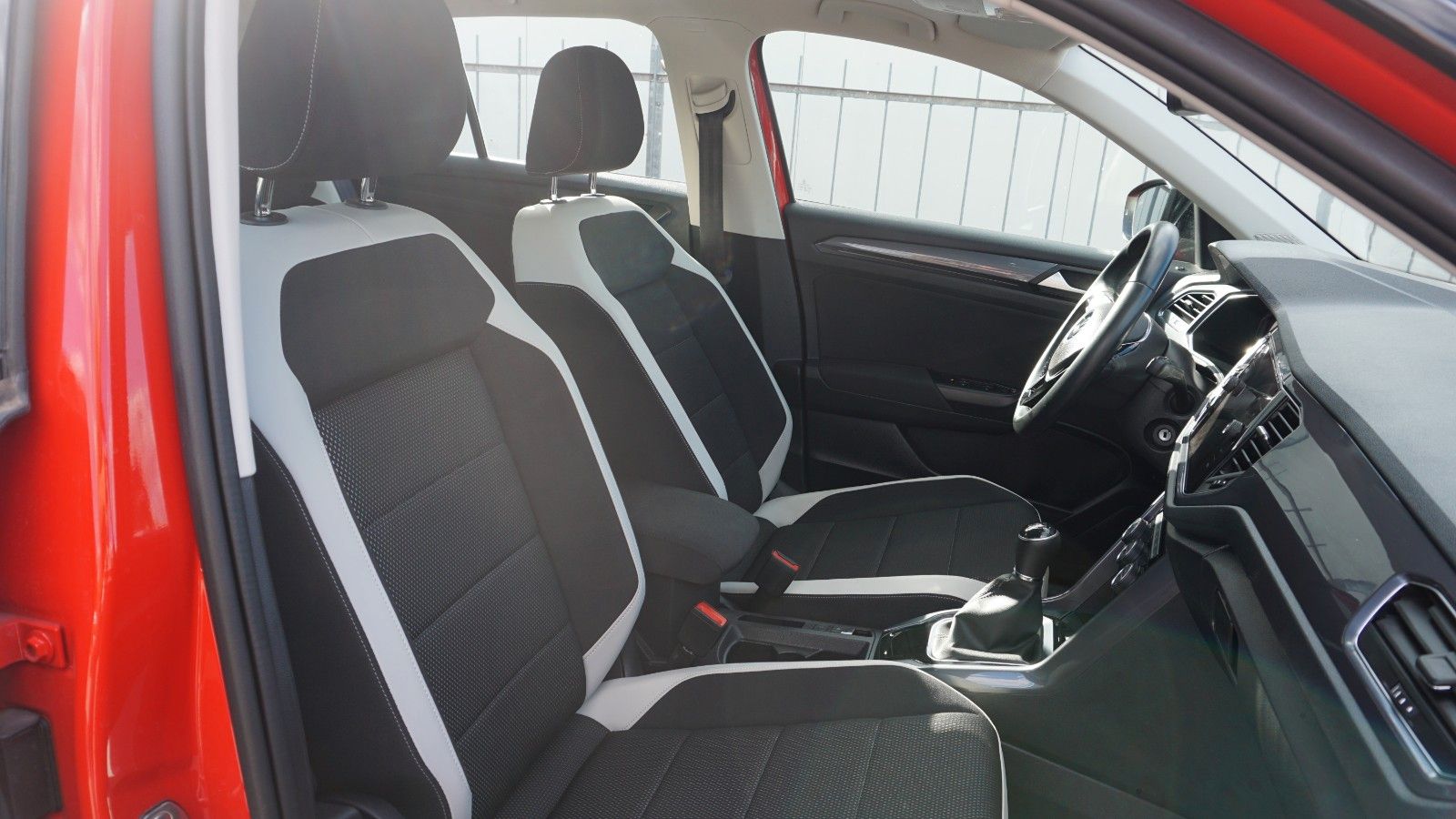 Fahrzeugabbildung Volkswagen T-Roc Sport, Sport Fahrwerk, Navi, Kamera, WR