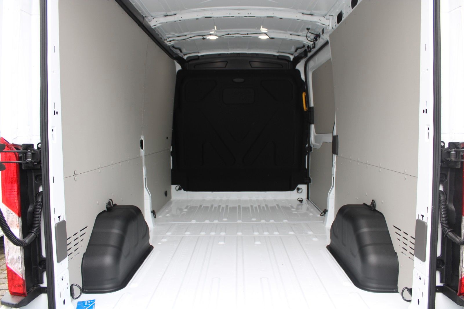 Fahrzeugabbildung Ford Transit L3 H2 LKW Kasten hoch lang KLIMA AHK CAM