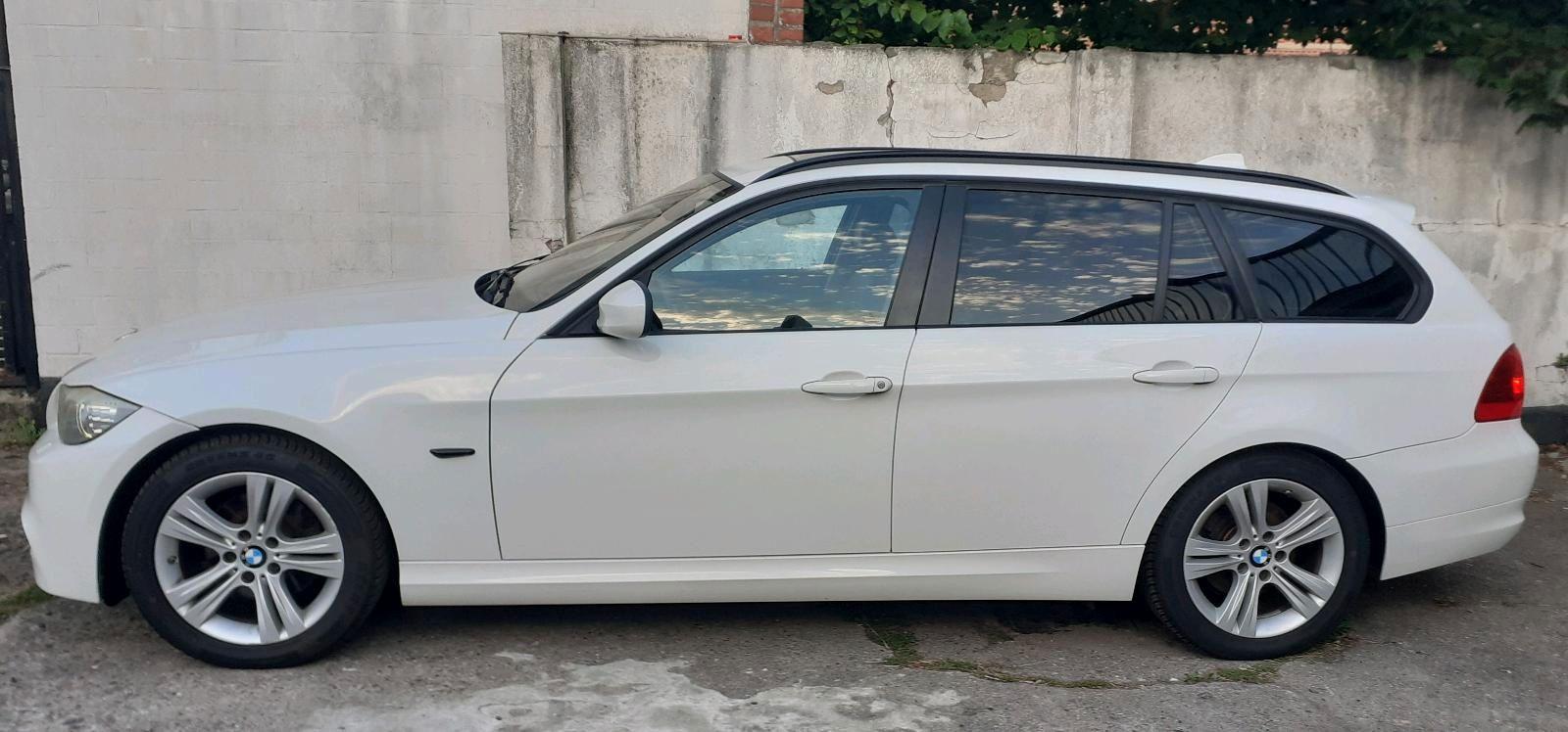 BMW 320 2010 — interior