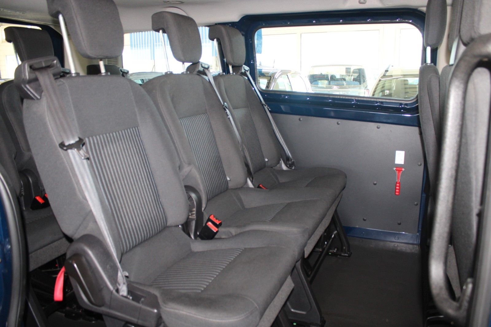 Fahrzeugabbildung Ford Transit Custom Kombi TREND 9-Si Doppelklima AHK