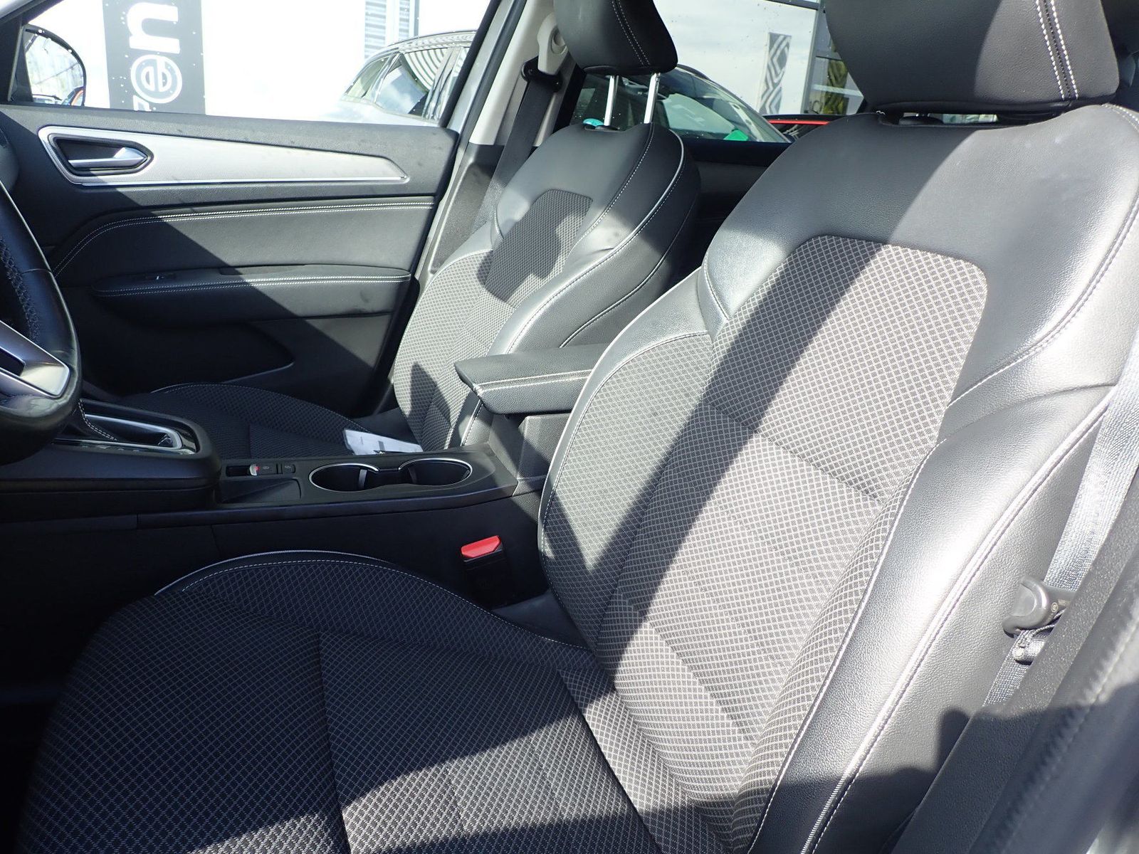 Fahrzeugabbildung Renault Arkana Intens E-TECH 145