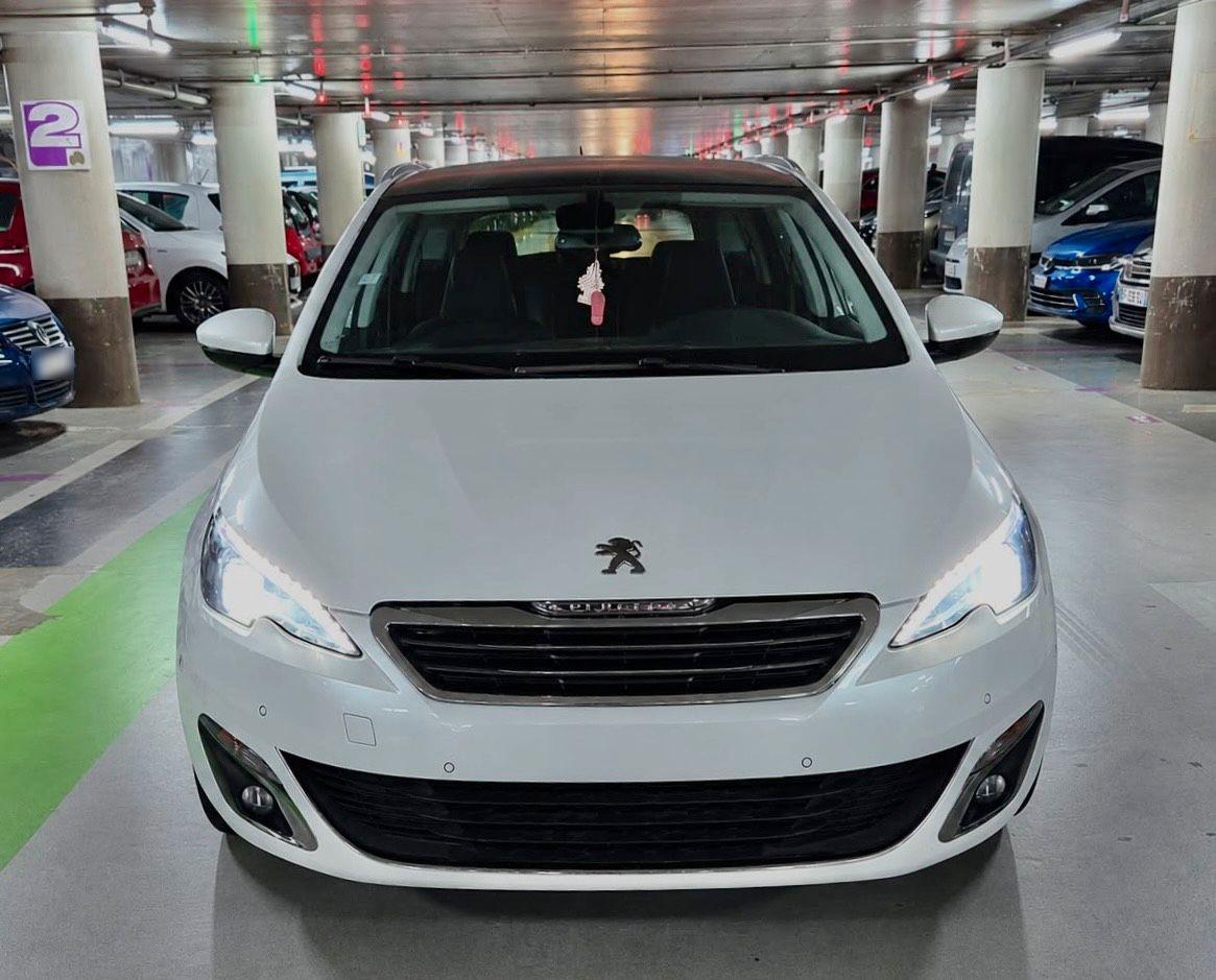 Peugeot 308 2014 — вигляд ззаду
