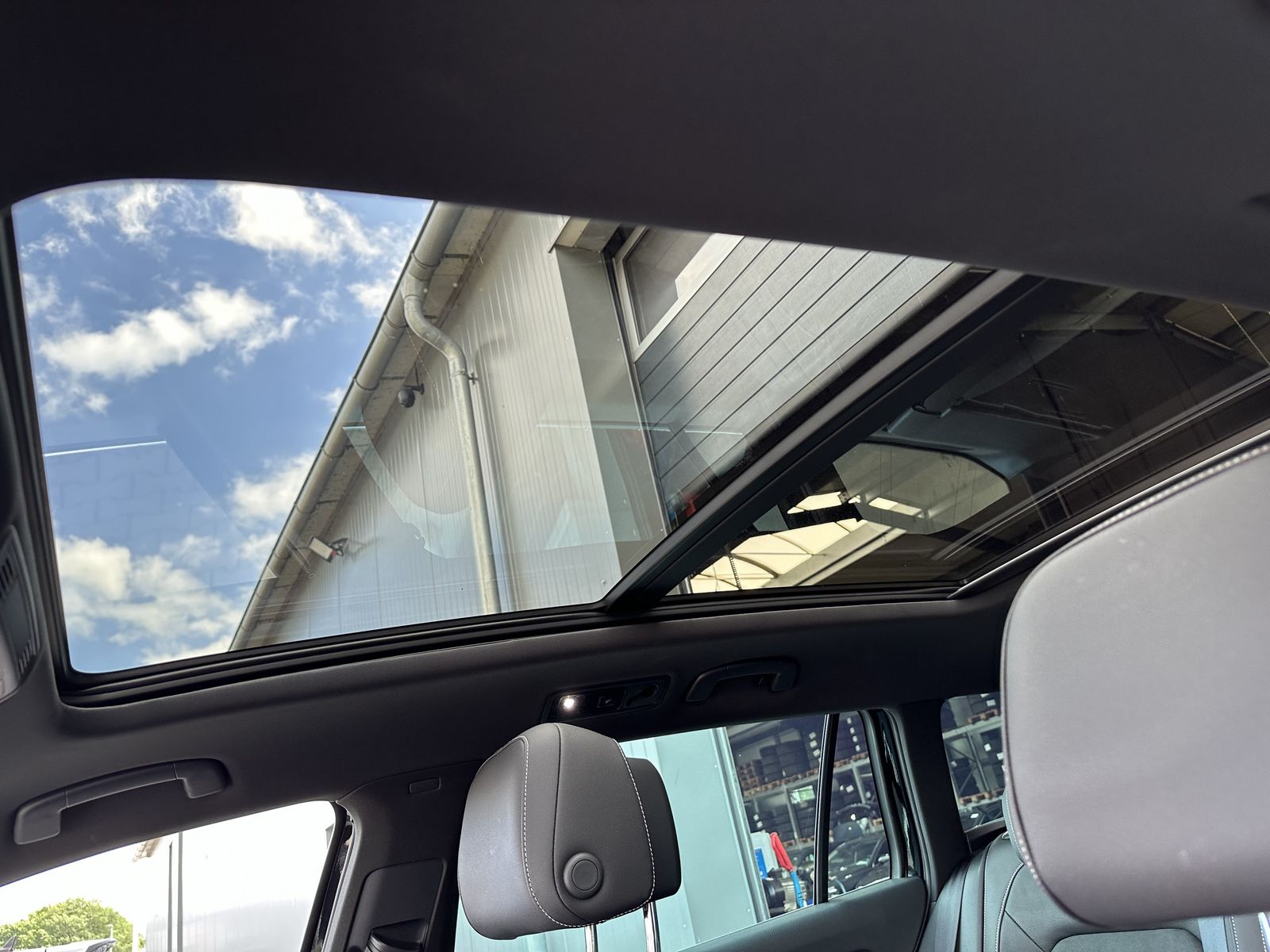 Fahrzeugabbildung Volkswagen Passat Variant 2.0 TDI 4M R-Line NAV+MED+PANO+PP