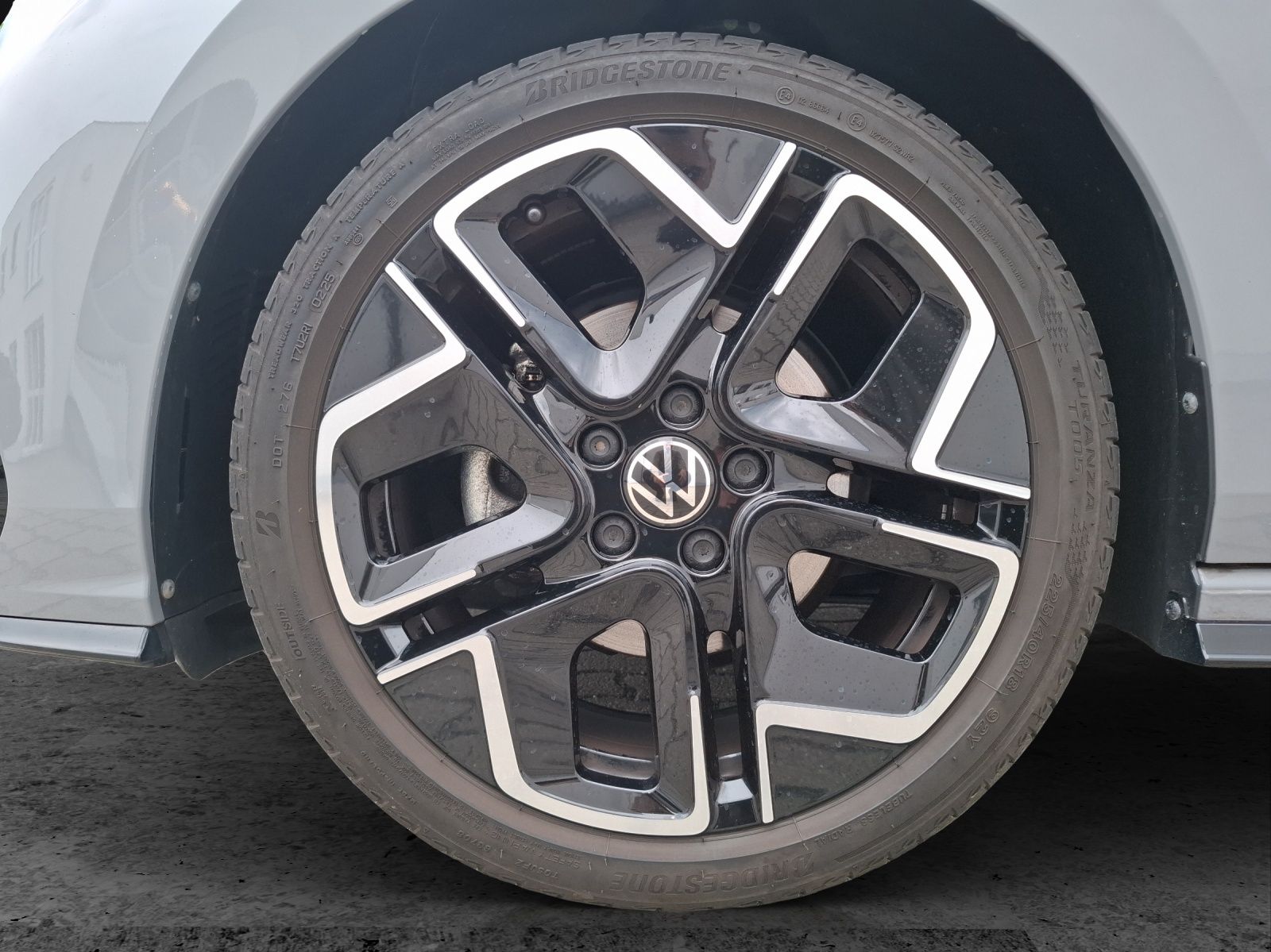 Fahrzeugabbildung Volkswagen Golf VIII Variant eTSI R-Line DSG Standhzg. LED