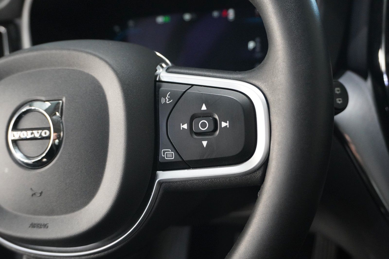 Fahrzeugabbildung Volvo XC 60 MOMENTUM PRO 2WD NAVI/LED/360°/VIRT./AHK
