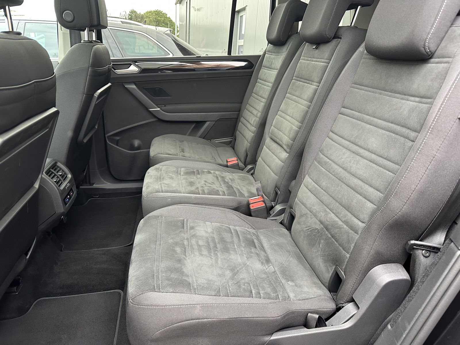 Fahrzeugabbildung Volkswagen Touran 2.0 TDI DSG Highline NAV+LED+ACC+PANO+KAM