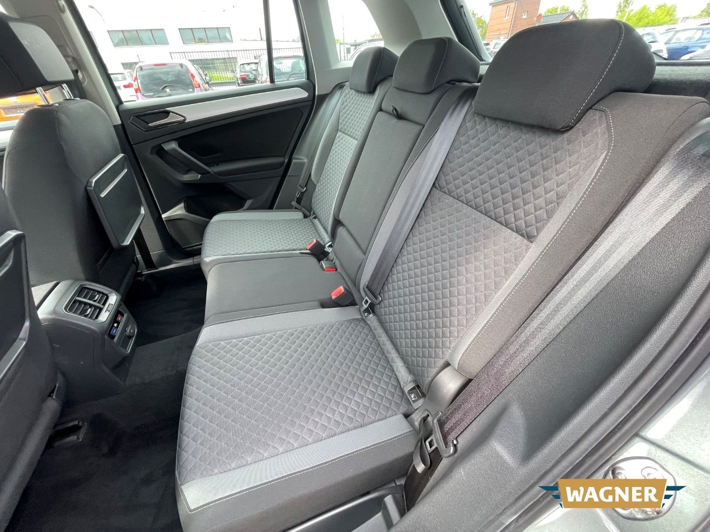 Fahrzeugabbildung Volkswagen Tiguan Comfortline  Automatik 4Motion