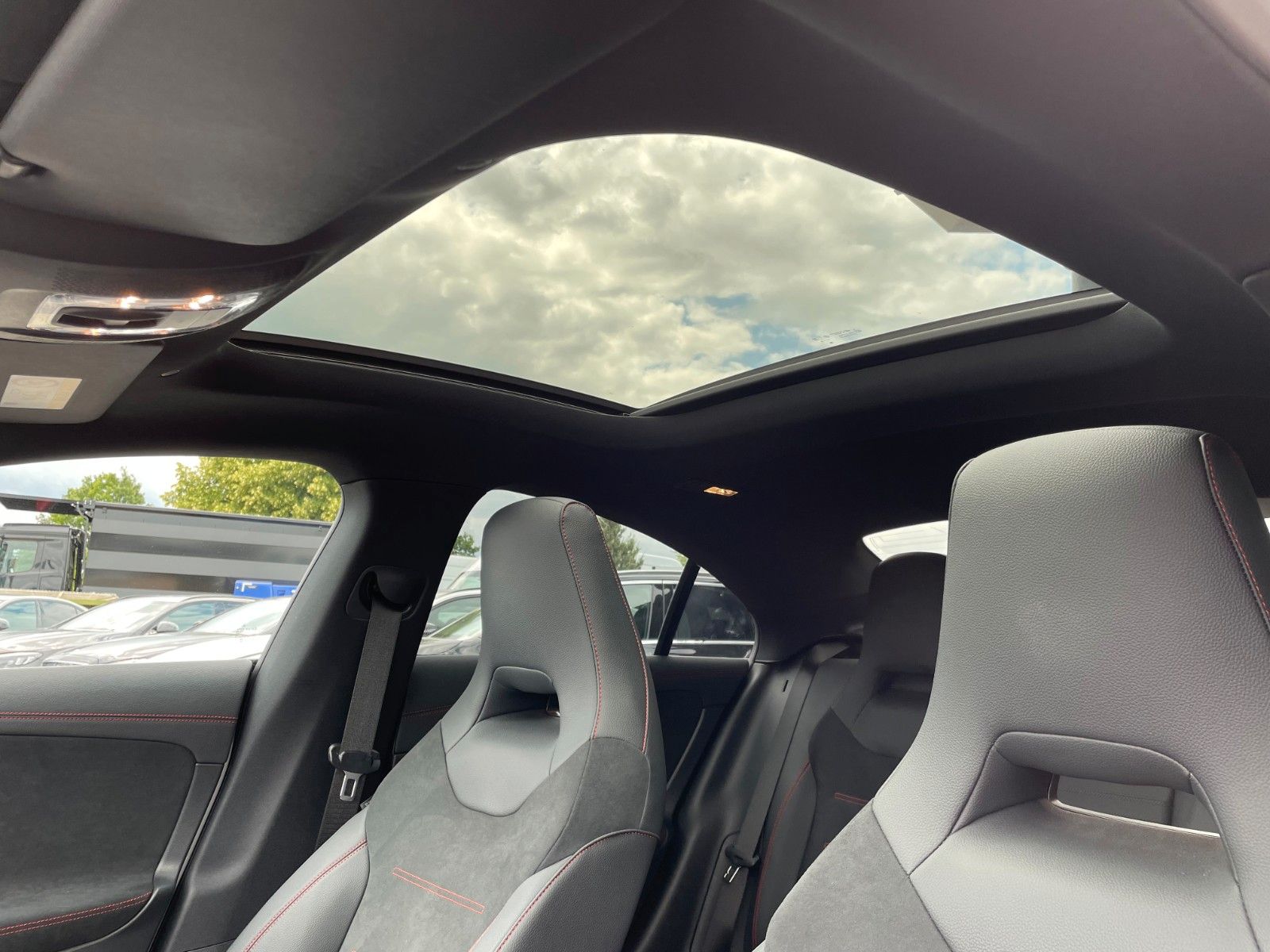 Fahrzeugabbildung Mercedes-Benz CLA 200 AMG Pano+R-Kamera+19"+TOTW+DISTR+MULITBE
