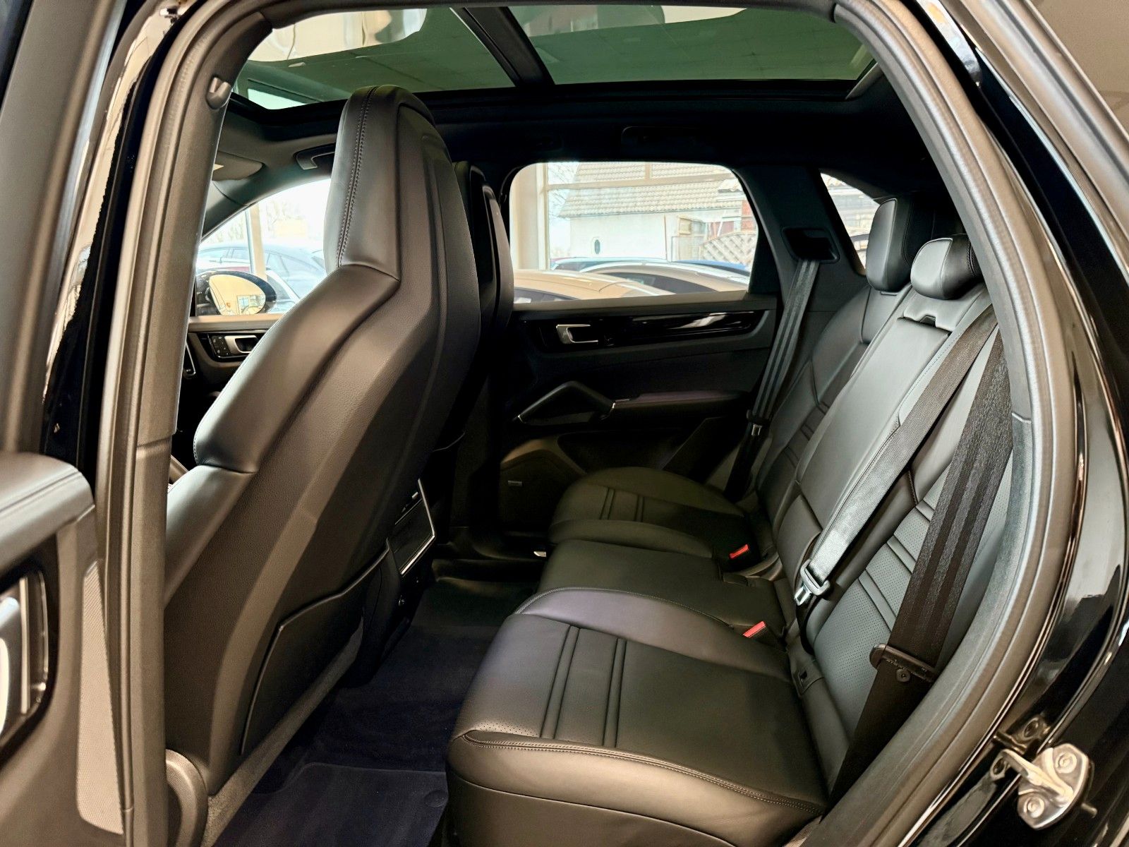 Fahrzeugabbildung Porsche Cayenne E-Hybrid Luftfederung, Panorama, HeadUP