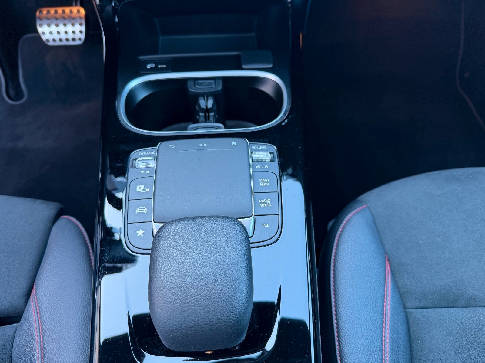 Fahrzeugabbildung Mercedes-Benz A 180 AMG Night+Pano+LED+Carplay