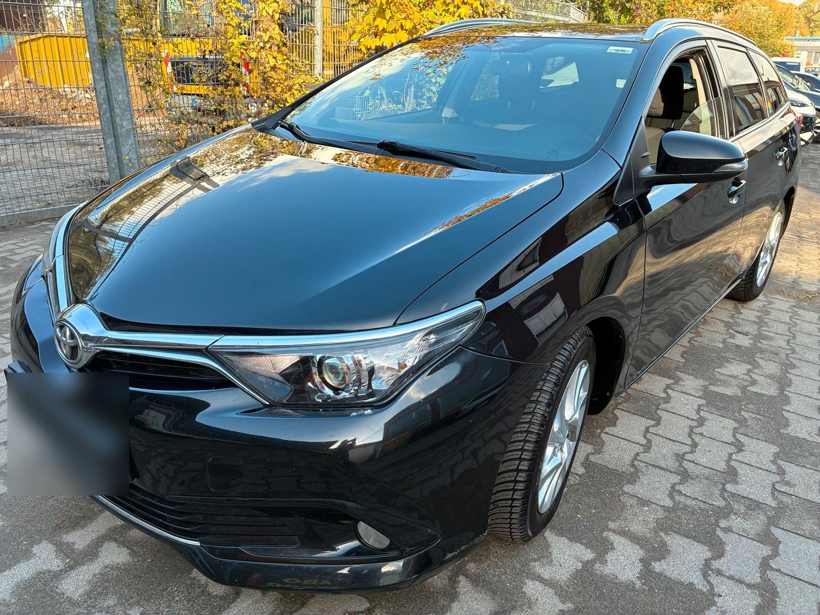 Toyota Auris 2015 — rear view