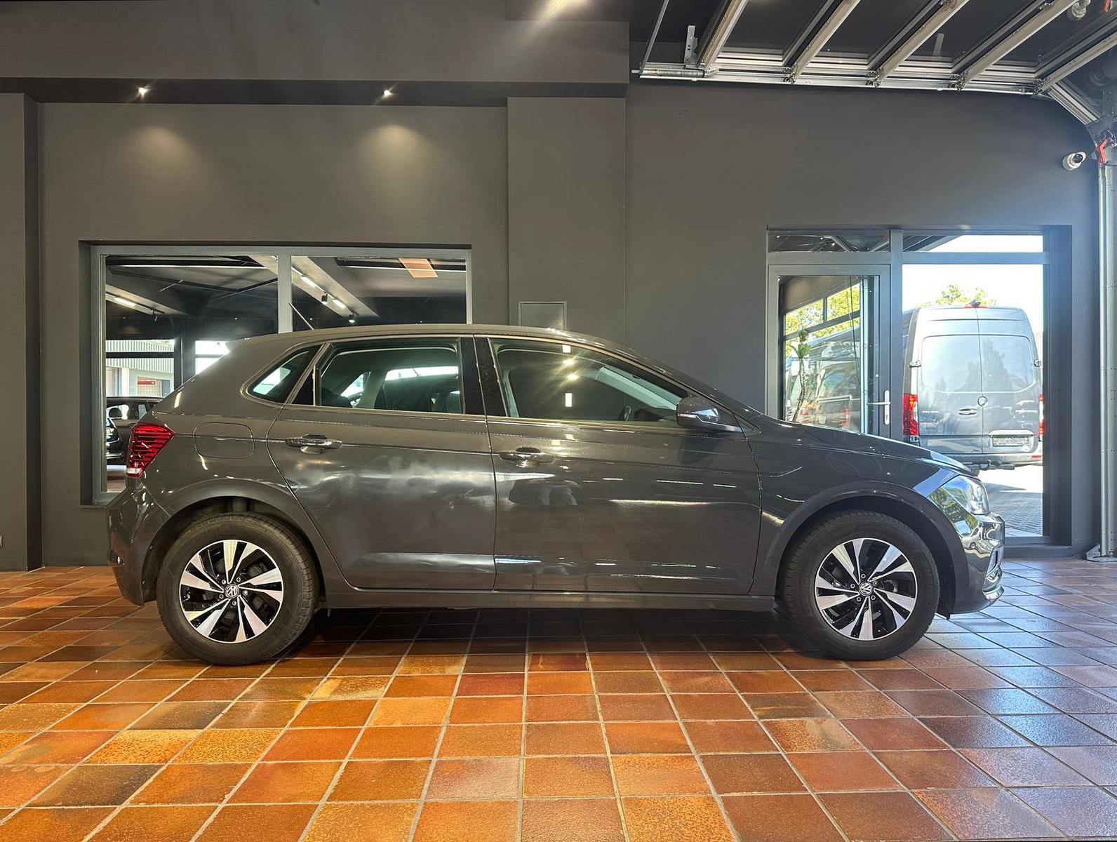 Volkswagen POLO COMFORTLINE KEYLESS TEMPOMAT PDC KAMERA NAV