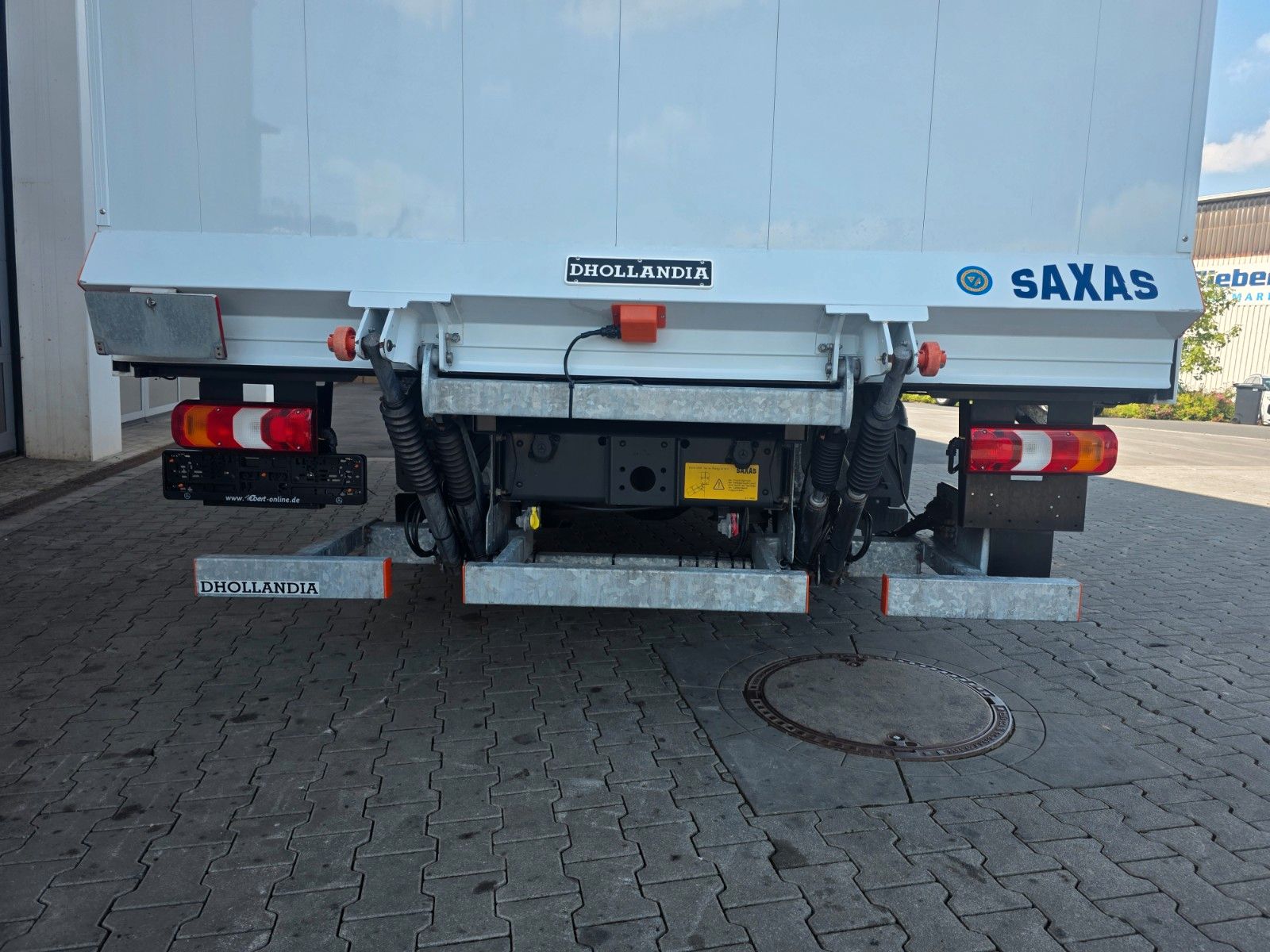 Fahrzeugabbildung Mercedes-Benz Atego 818 L Koffer+LBW Klima 3 Sitze