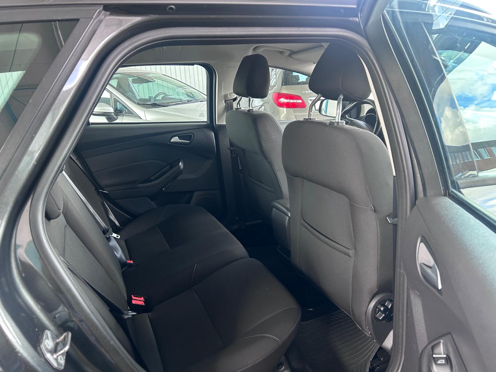 Ford Focus 2014 — interior