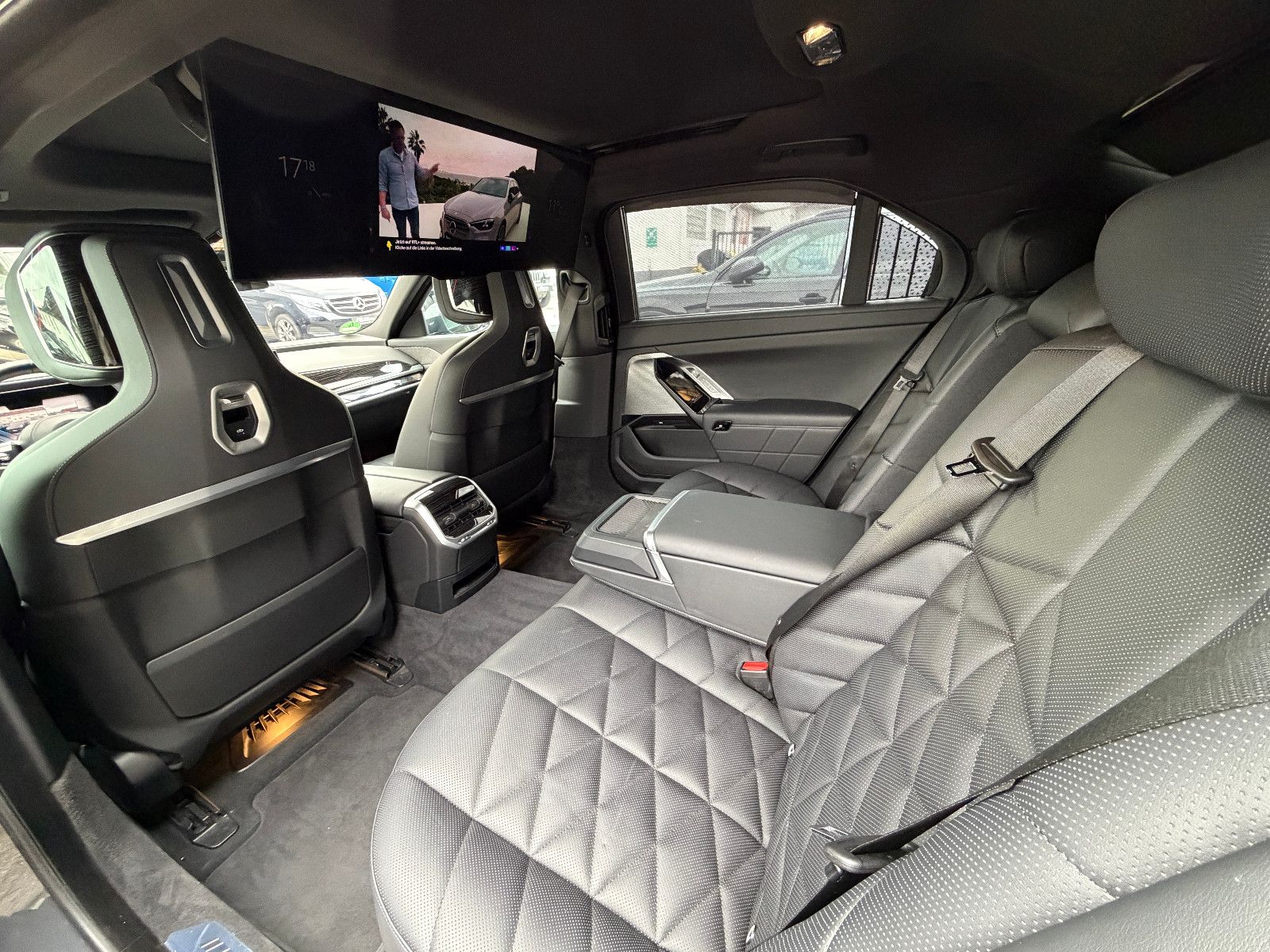 Fahrzeugabbildung BMW 740 d xDrive M Sport/CINEMA-TV/SKY LOUNGE/ICONIC