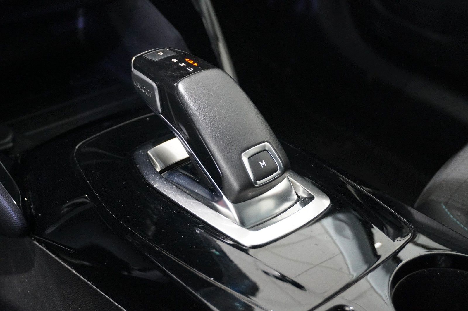 Fahrzeugabbildung Peugeot 2008 1.2T ALLURE PACK NAVI/LED/KAMERA/VIRT/3D