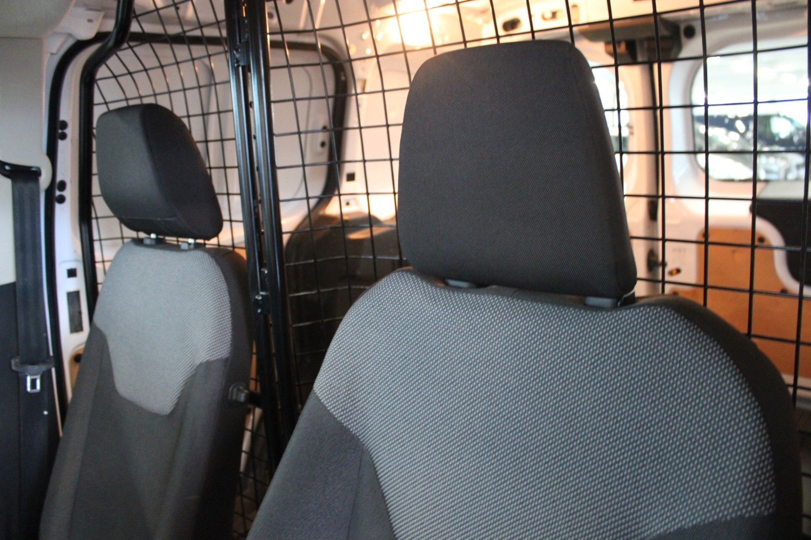 Fahrzeugabbildung Ford Transit Courier Kasten Dachträger