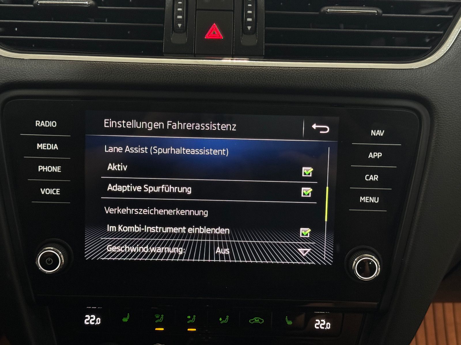 Fahrzeugabbildung SKODA Octavia STYLE 4X4 PANO NEUER MOTOR / MEGA VOLL