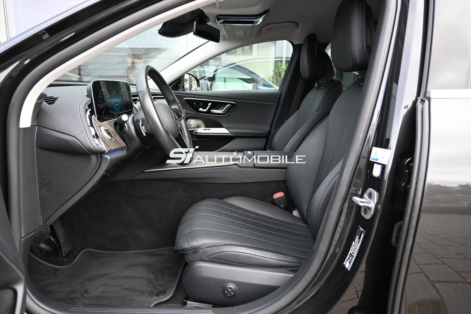 Fahrzeugabbildung Mercedes-Benz E 200 Lim. Exclusive Premium °ACC°AHK°BURMESTER°