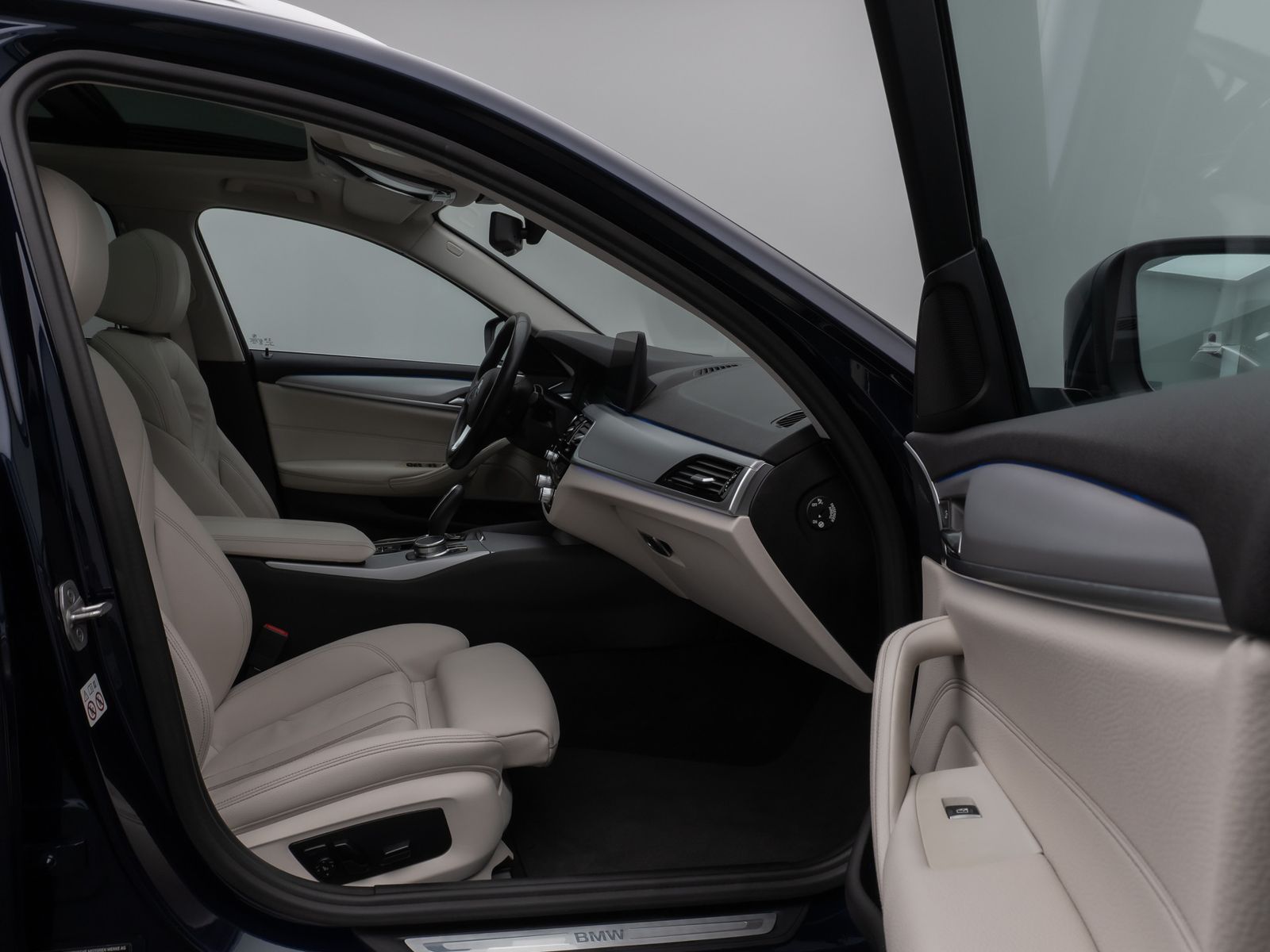 Fahrzeugabbildung BMW 530d xD Panoram Kamera HUD DAB HiFi SoftCl Sport