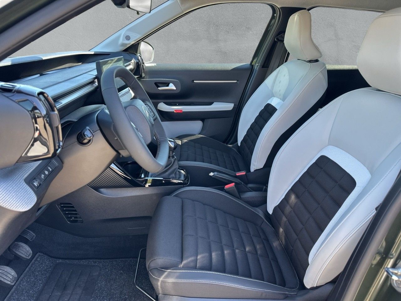 Fahrzeugabbildung Citroën C3 Aircross Turbo 100 PLUS - mit KI generiert/bearbeitet
