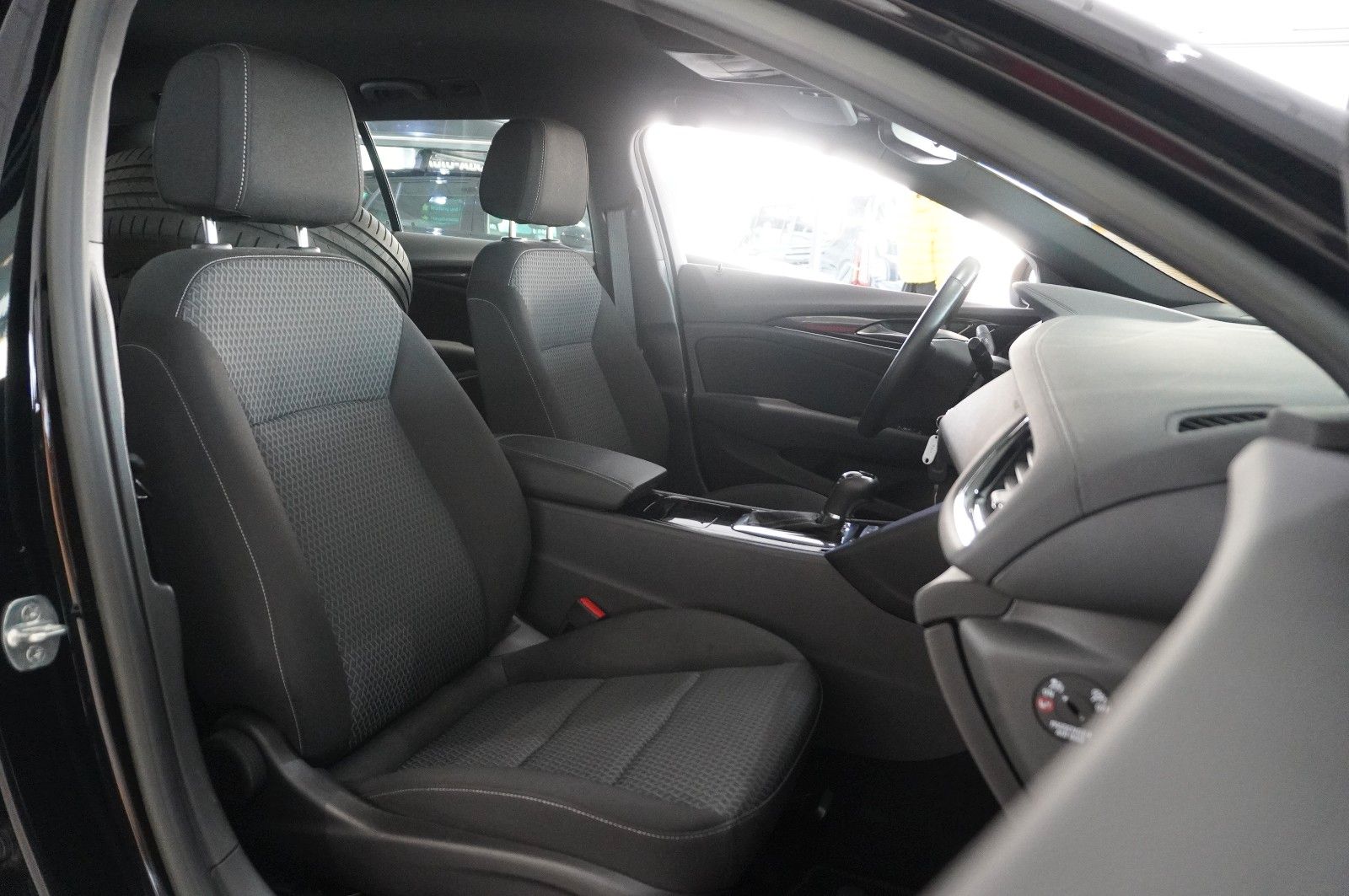Fahrzeugabbildung Opel Insignia B ST 2.0T ELEGANCE NAVI/LED/SPORT/VIRTU