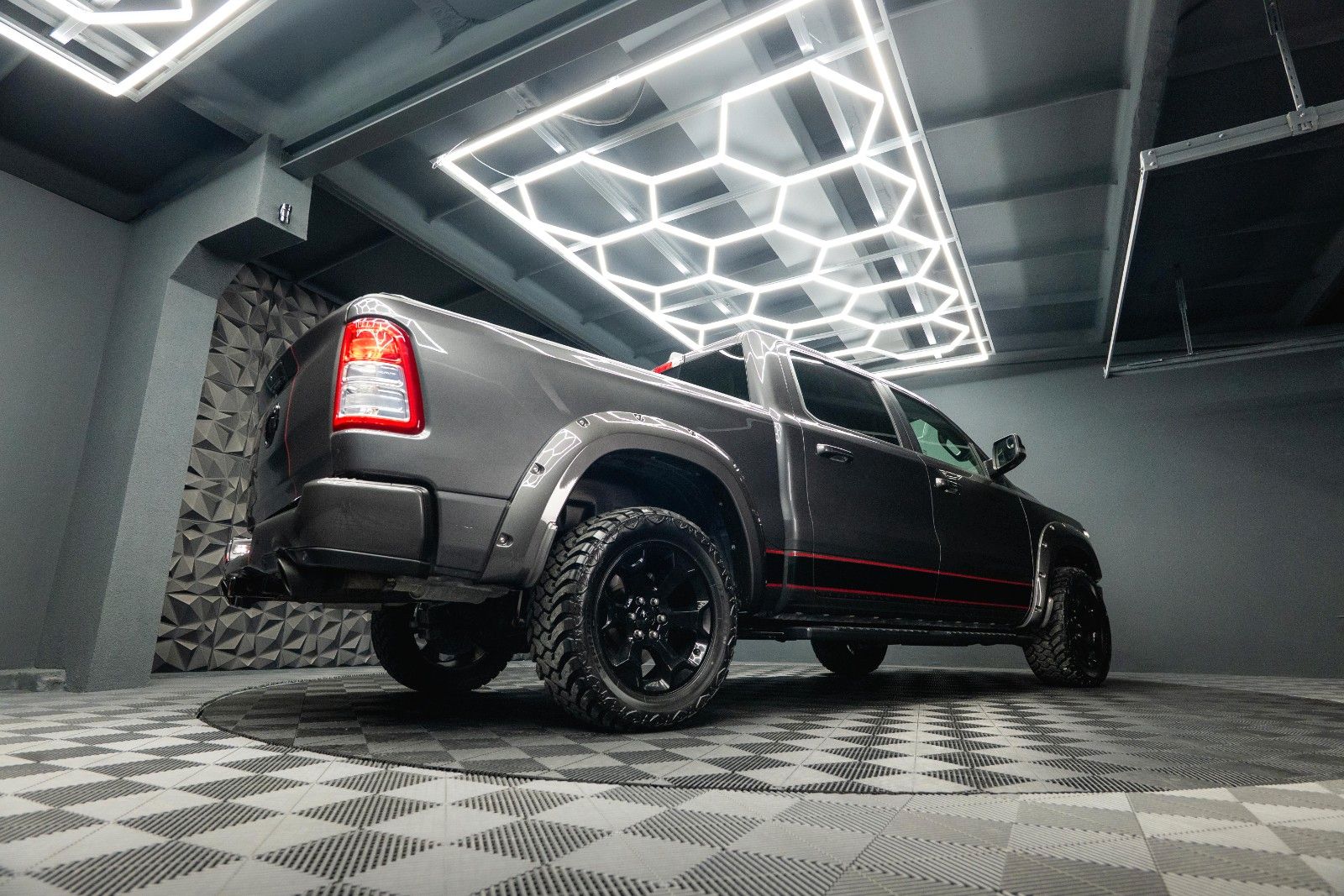 Fahrzeugabbildung Dodge RAM 5.7 V8 HEMI 4x4 OFFROAD Night-Paket *LED*19%