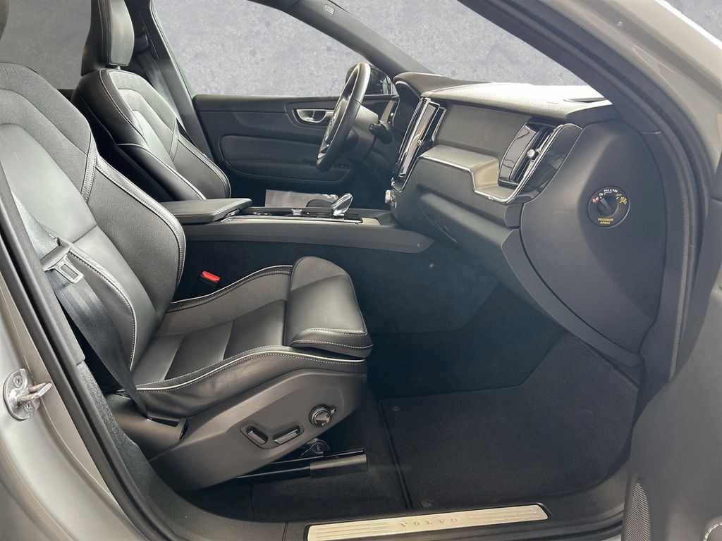Volvo XC60 Plus Dark AWD B4 Diesel EU6d Pano 360° Wint